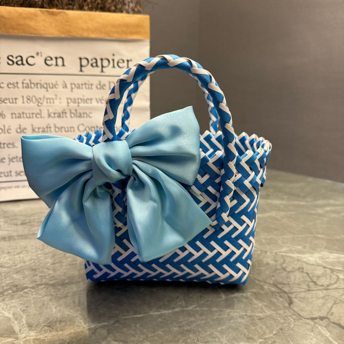 Playful basket bag with bow Acalora