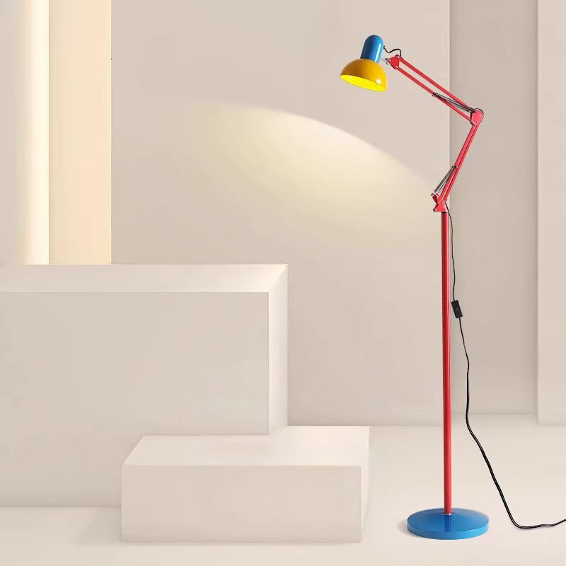 Gelenkarm-Stehlampe mit gelbem Lampenschirm auf gestufter, weißer Plattform