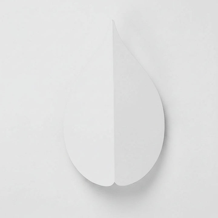 LED Wall Sconce – Leaf Shaped Geometric Iron Acrylic Black White (Integrated LED & 15x25cm) | Kalsten