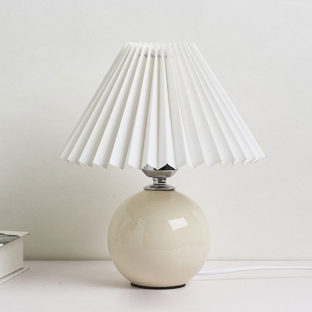 Nordic minimalist 1-light table lamp made of ceramic with pleats | Kalsten