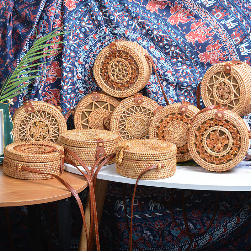 Elegant round handbag made of woven rattan Acalora