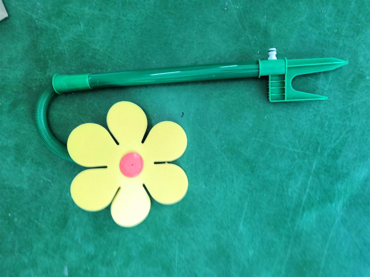 BowLift | Dancing Daisy Sprinkler – Fun Lawn Sprinkler for Garden and Pets