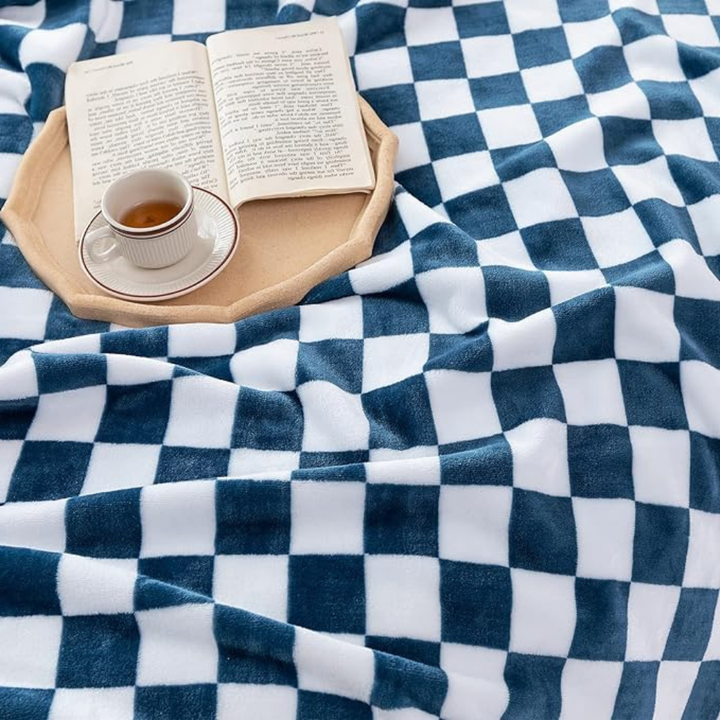 Kalsten | Stylish blanket in checkered pattern for your home