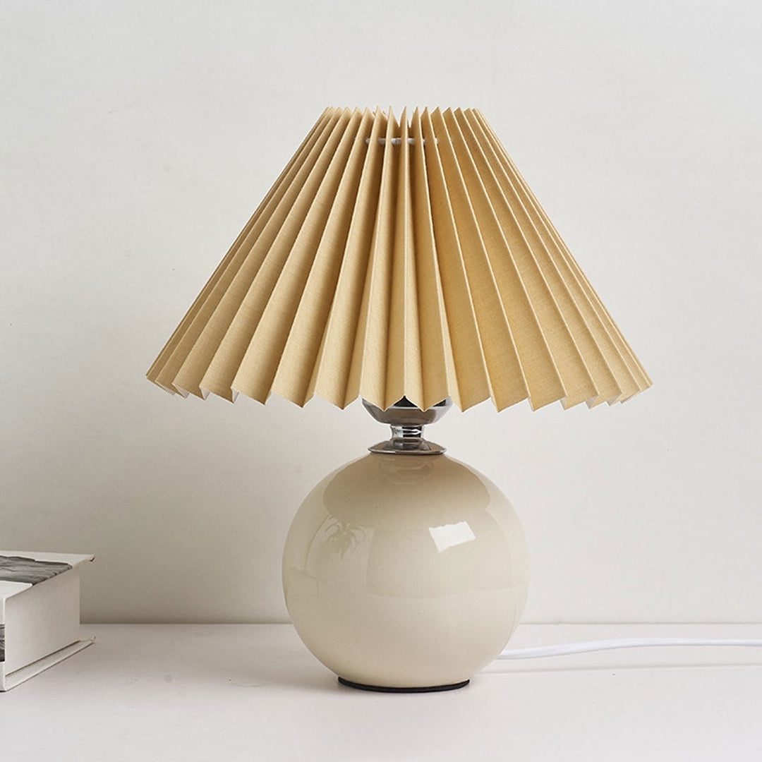 Nordic minimalist 1-light table lamp made of ceramic with pleats | Kalsten