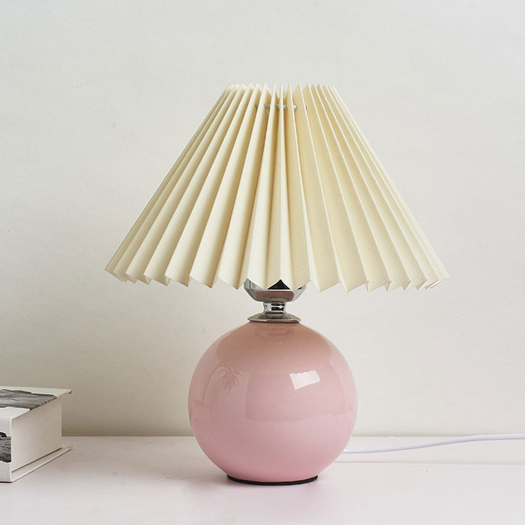 Nordic minimalist 1-light table lamp made of ceramic with pleats | Kalsten
