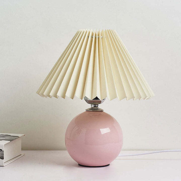Nordic minimalist 1-light table lamp made of ceramic with pleats | Kalsten
