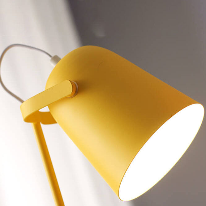LumiTouch – Minimalist table lamp with tripod base and touch control Kalsten
