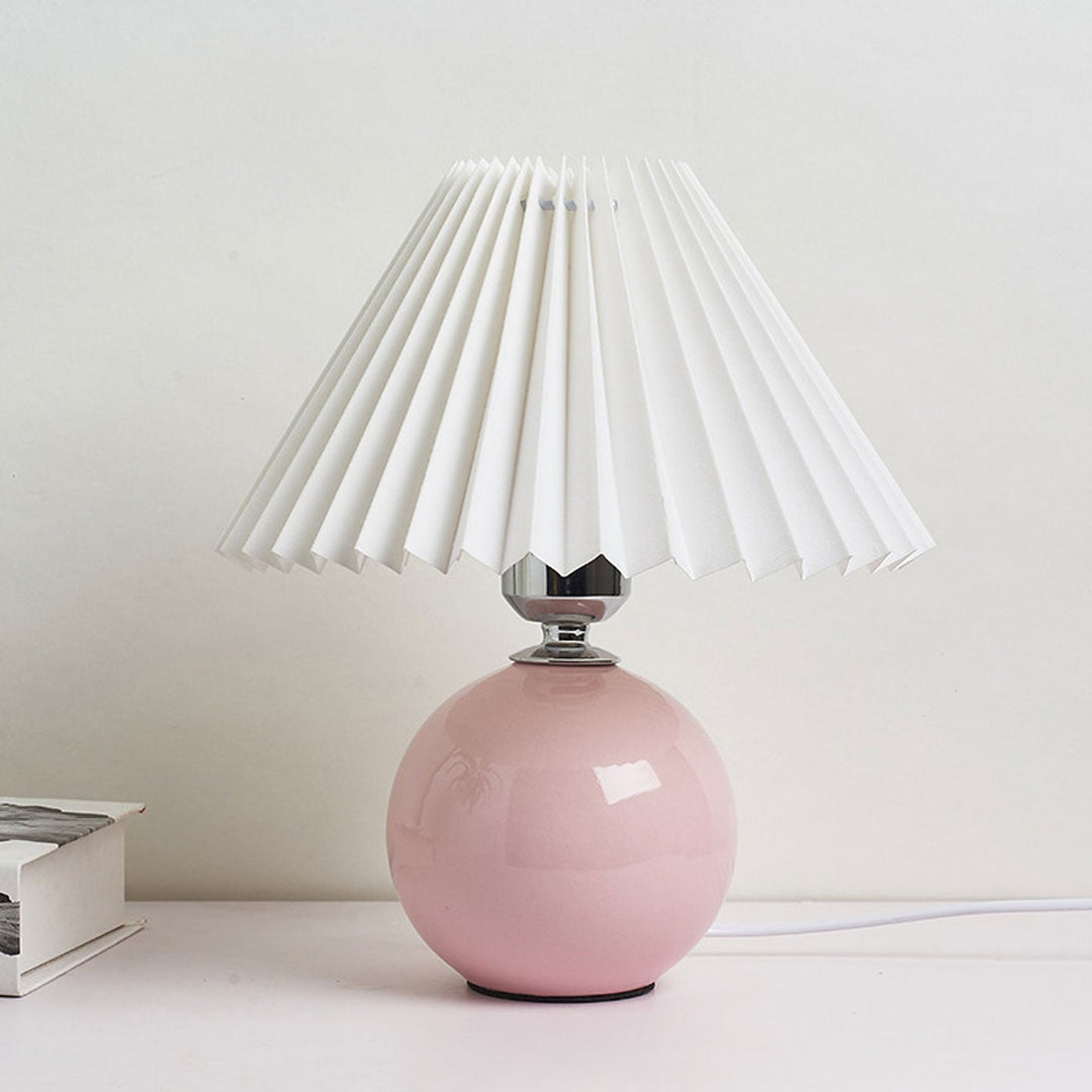 Nordic minimalist 1-light table lamp made of ceramic with pleats | Kalsten