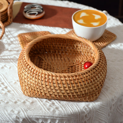 Oval basket made of woven material Acalora