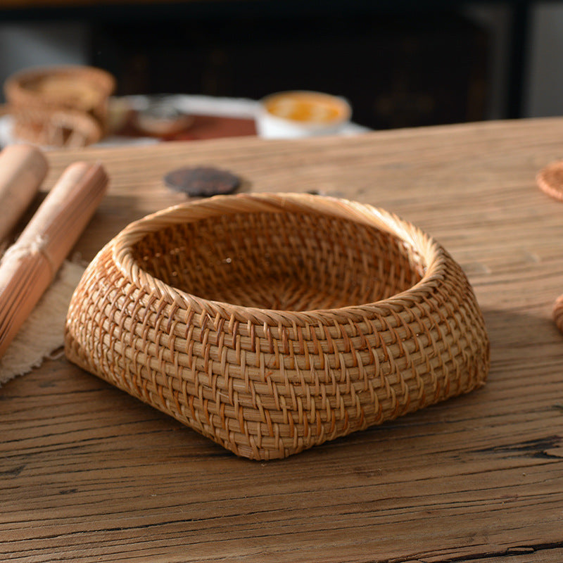 Oval basket made of woven material Acalora