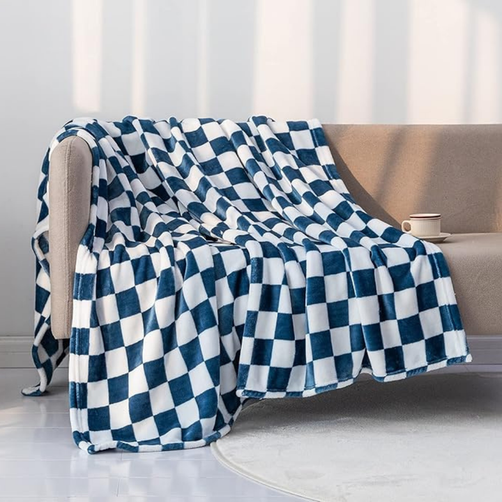 Kalsten | Stylish blanket in checkered pattern for your home