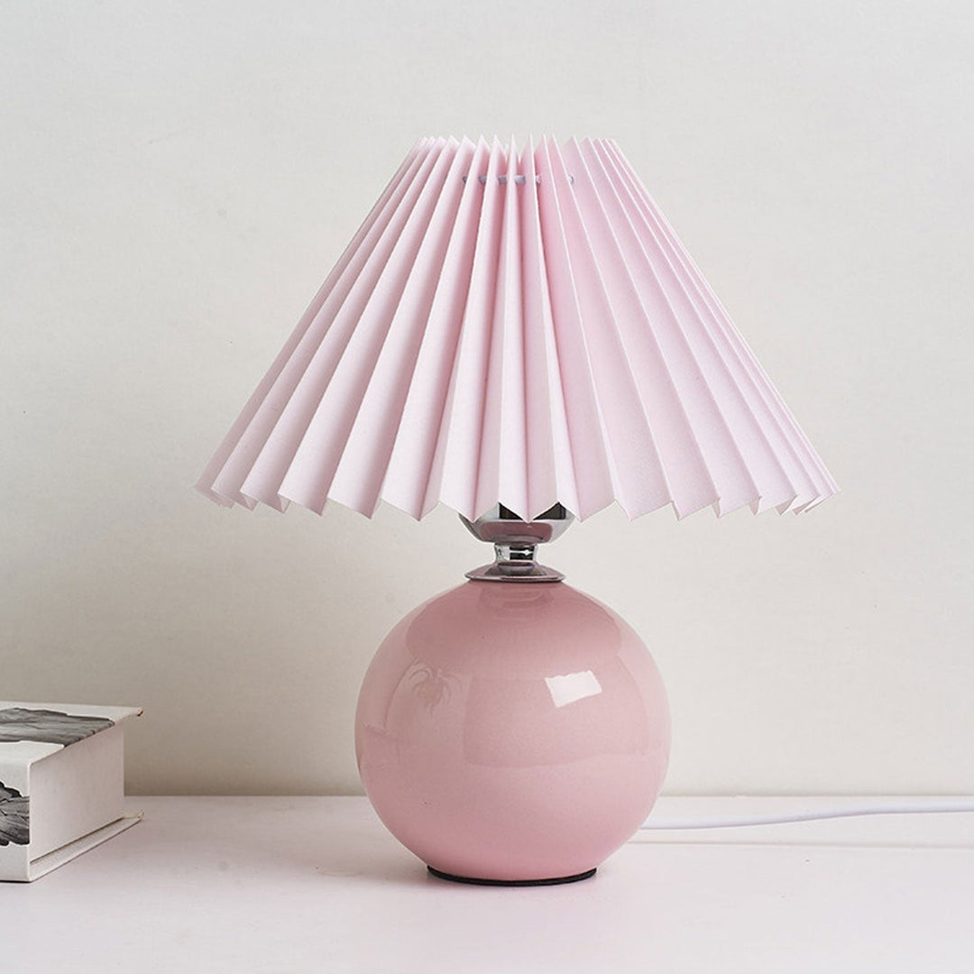 Nordic minimalist 1-light table lamp made of ceramic with pleats | Kalsten