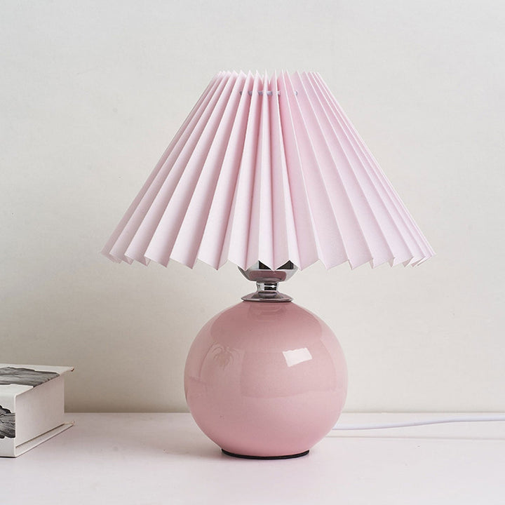 Nordic minimalist 1-light table lamp made of ceramic with pleats | Kalsten
