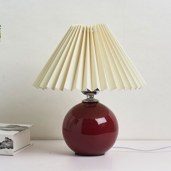 Nordic minimalist 1-light table lamp made of ceramic with pleats | Kalsten