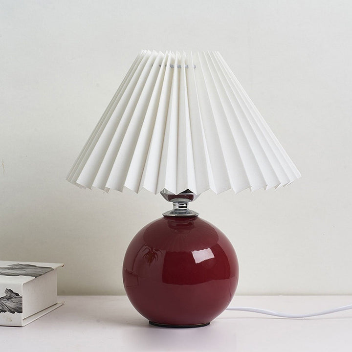 Nordic minimalist 1-light table lamp made of ceramic with pleats | Kalsten