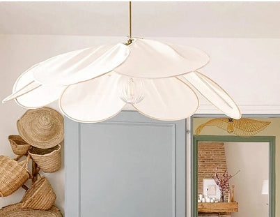 Stylish Flower-Shaped Pendant Lamp - Petalume | Kalsten