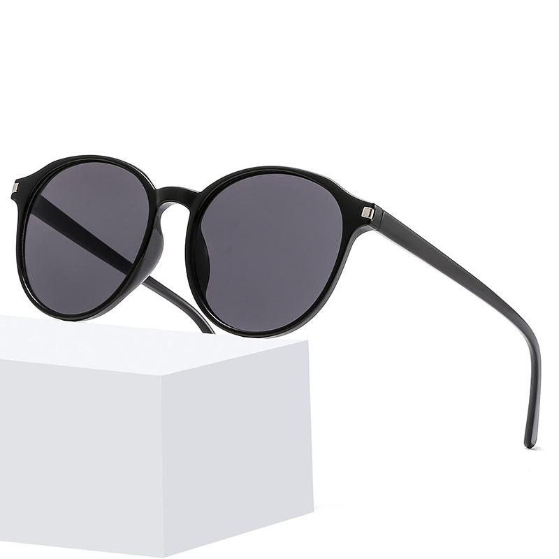 Women's retro-inspired sunglasses with curved frames and UV protection Kalsten