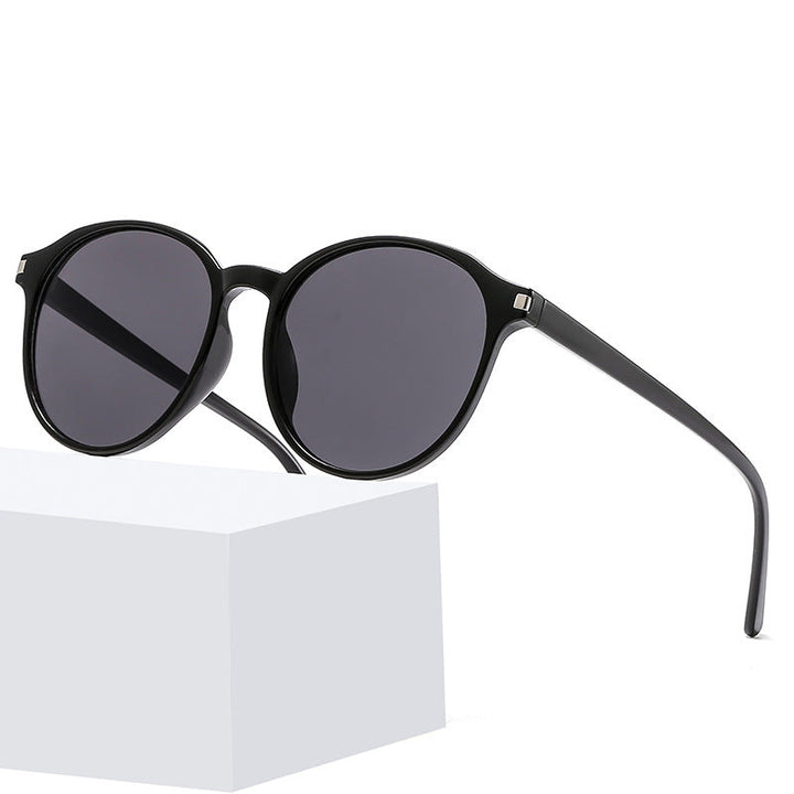 Women's retro-inspired sunglasses with curved frames and UV protection Kalsten