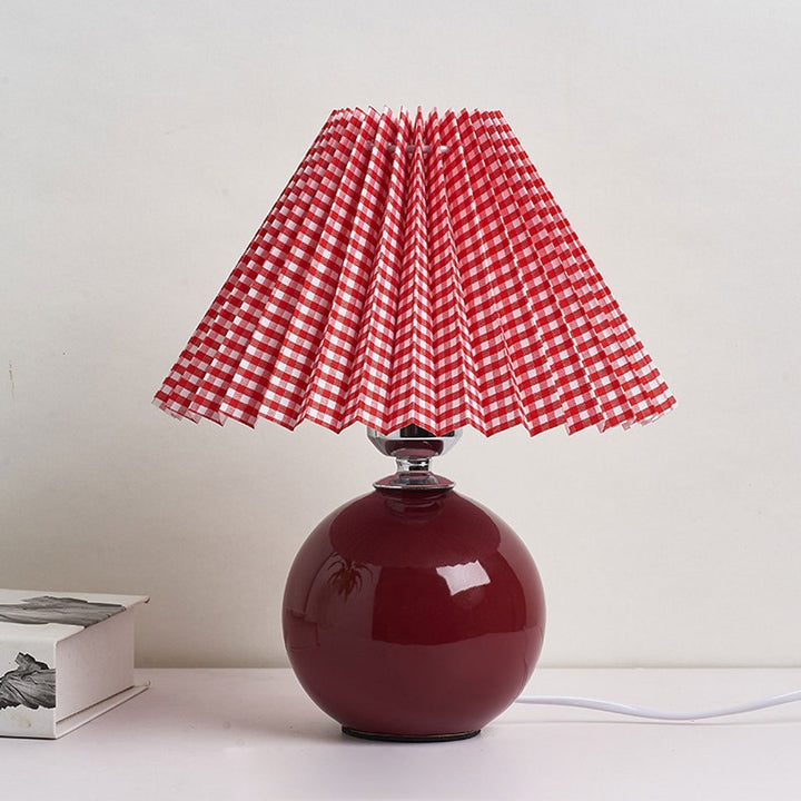 Nordic minimalist 1-light table lamp made of ceramic with pleats | Kalsten