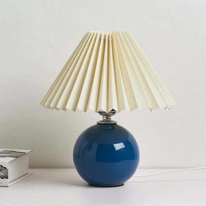 Nordic minimalist 1-light table lamp made of ceramic with pleats | Kalsten
