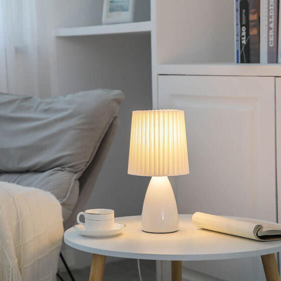 Scandinavian Retro Table Lamp with Pleated Shade and Glass Base | Kalsten