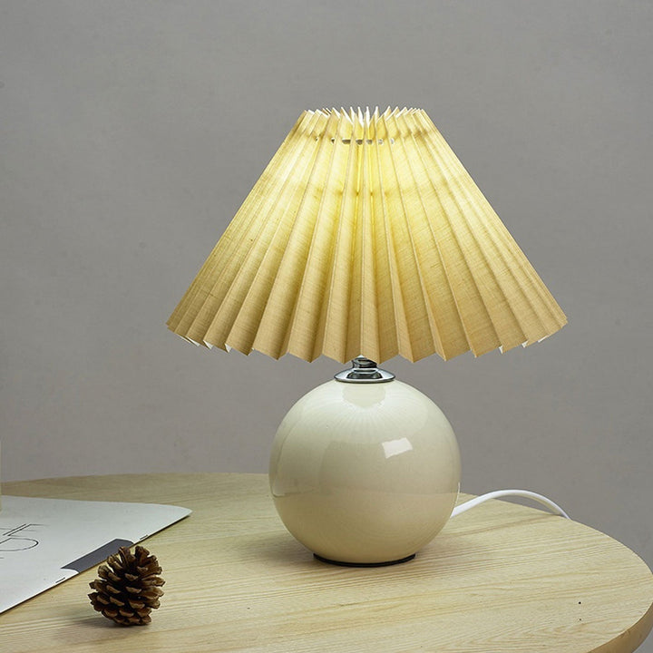 Nordic minimalist 1-light table lamp made of ceramic with pleats | Kalsten