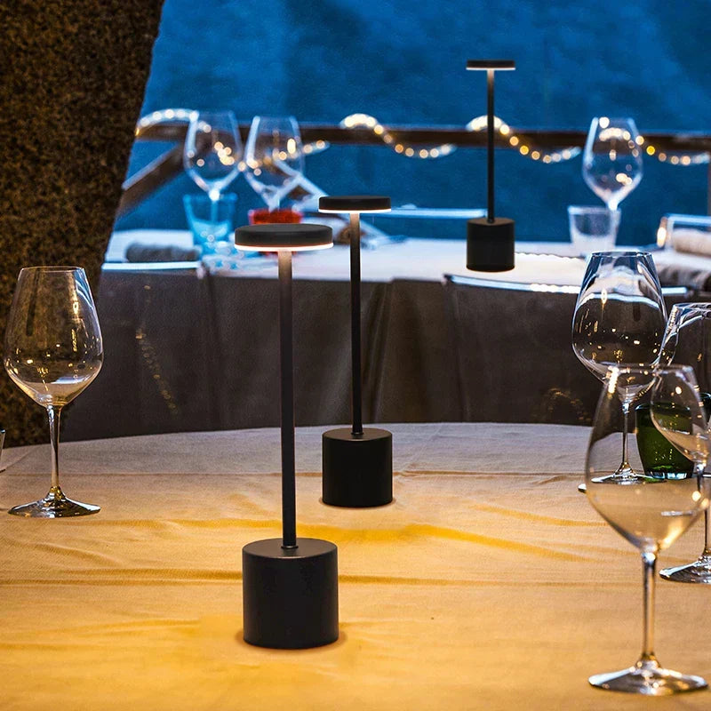 NoirElegance - Modern Black LED Table Lamp Kalsten