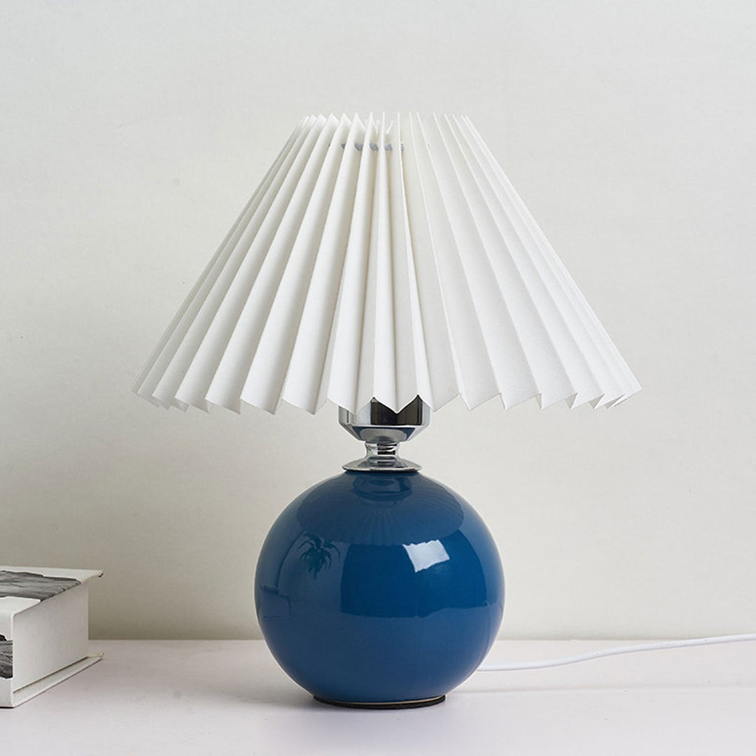 Nordic minimalist 1-light table lamp made of ceramic with pleats | Kalsten