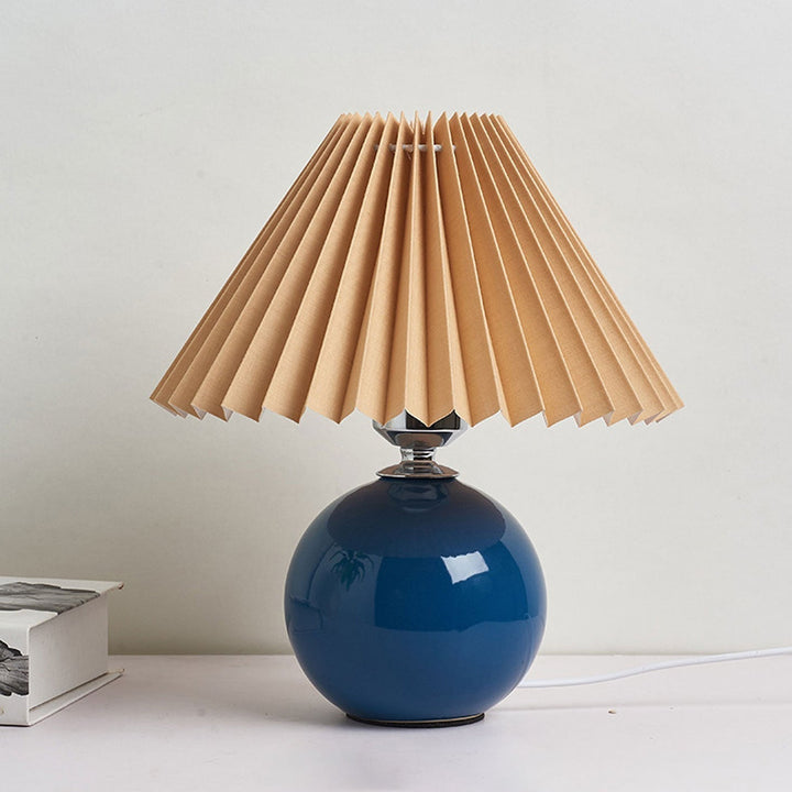 Nordic minimalist 1-light table lamp made of ceramic with pleats | Kalsten