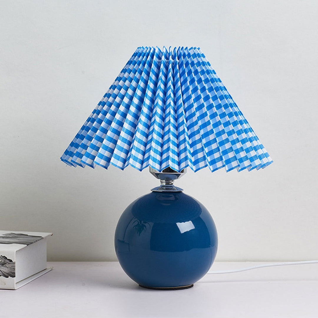 Nordic minimalist 1-light table lamp made of ceramic with pleats | Kalsten