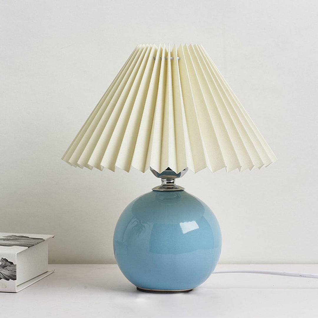 Nordic minimalist 1-light table lamp made of ceramic with pleats | Kalsten