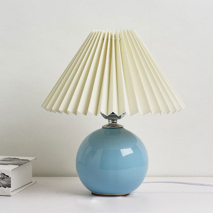 Nordic minimalist 1-light table lamp made of ceramic with pleats | Kalsten