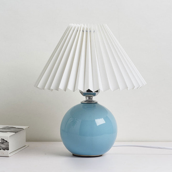 Nordic minimalist 1-light table lamp made of ceramic with pleats | Kalsten