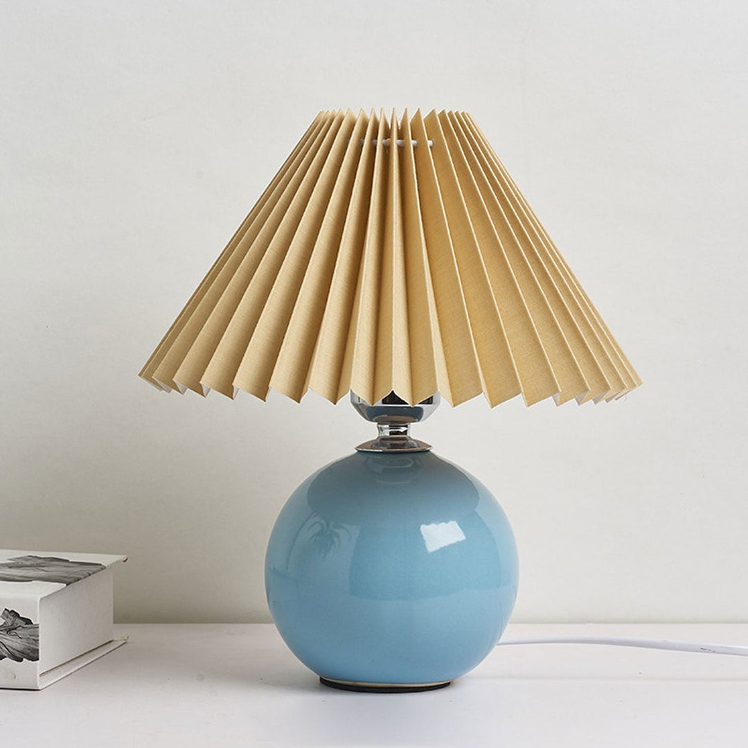 Nordic minimalist 1-light table lamp made of ceramic with pleats | Kalsten