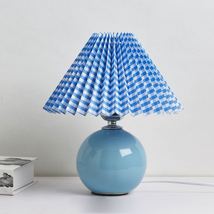 Nordic minimalist 1-light table lamp made of ceramic with pleats | Kalsten