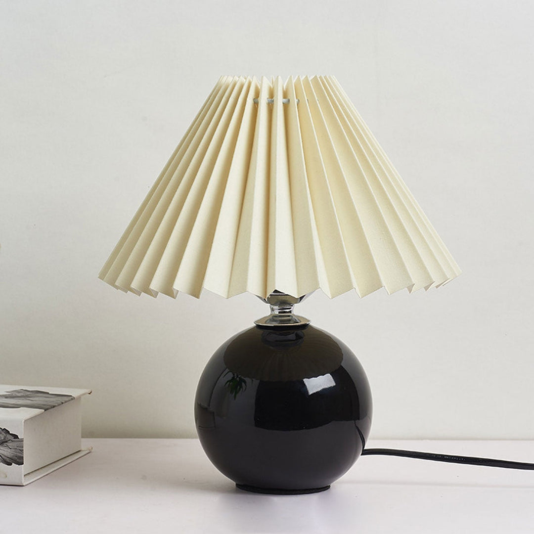 Nordic minimalist 1-light table lamp made of ceramic with pleats | Kalsten
