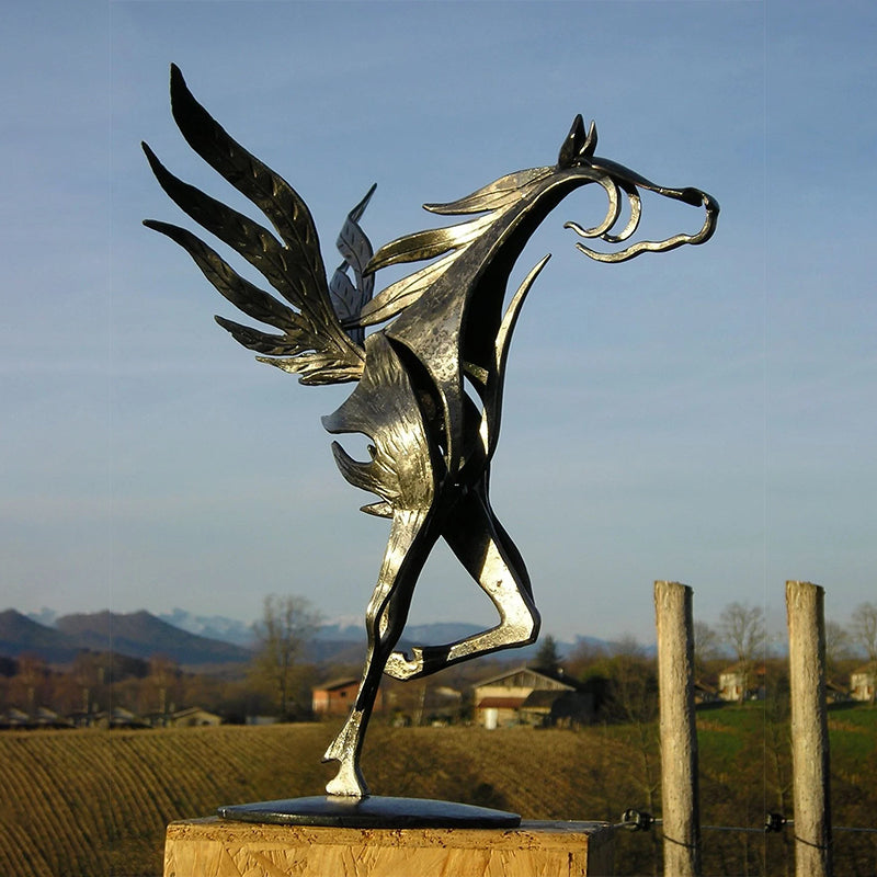 Kalsten | Metal Horse Sculpture | Handcrafted Garden Statue | Weather-Resistant Yard Decor | 20 × 20 cm