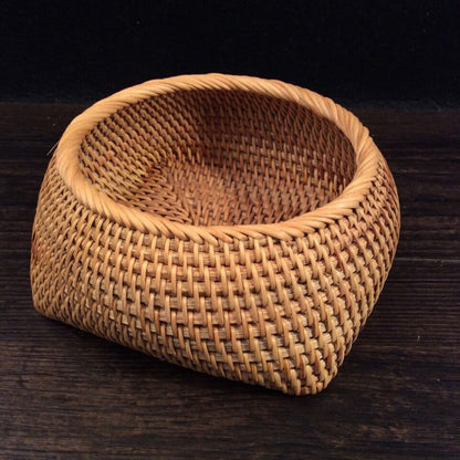 Oval basket made of woven material Acalora
