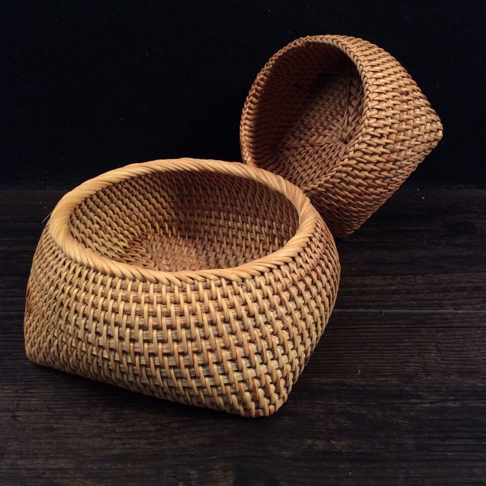 Oval basket made of woven material Acalora