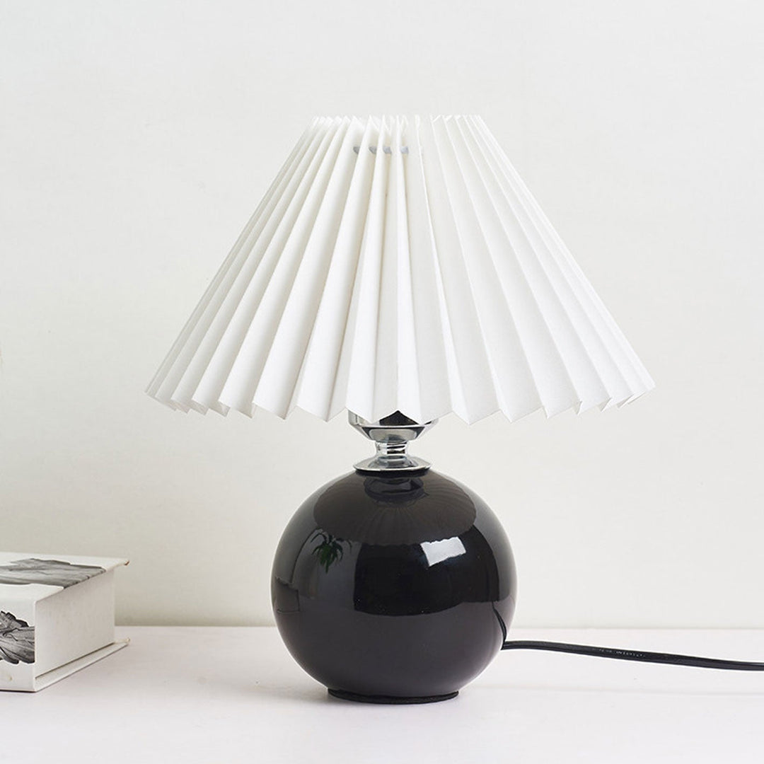 Nordic minimalist 1-light table lamp made of ceramic with pleats | Kalsten