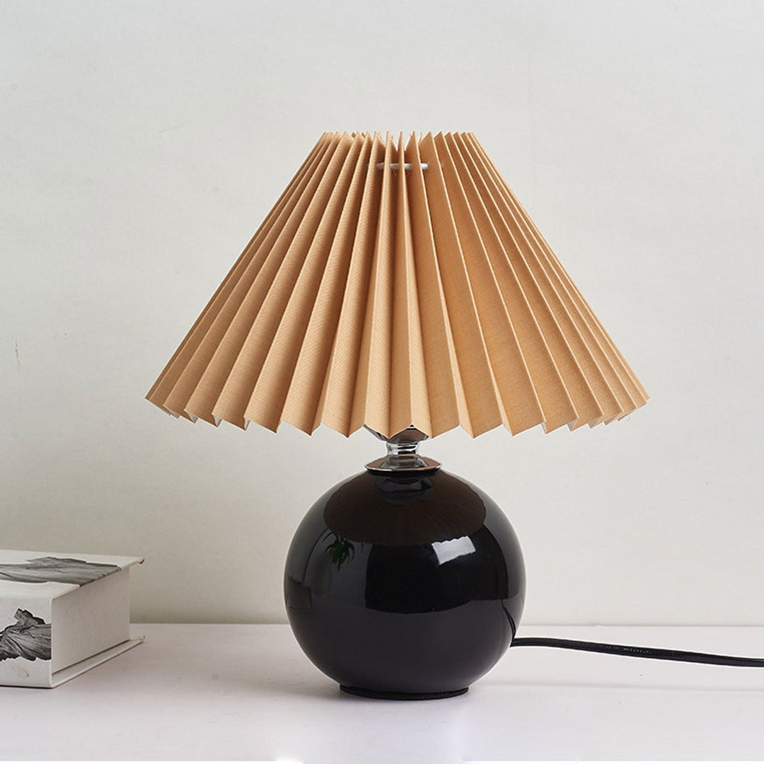 Nordic minimalist 1-light table lamp made of ceramic with pleats | Kalsten