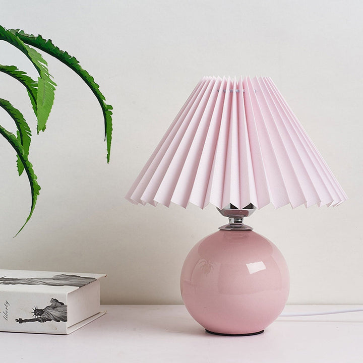 Nordic minimalist 1-light table lamp made of ceramic with pleats | Kalsten