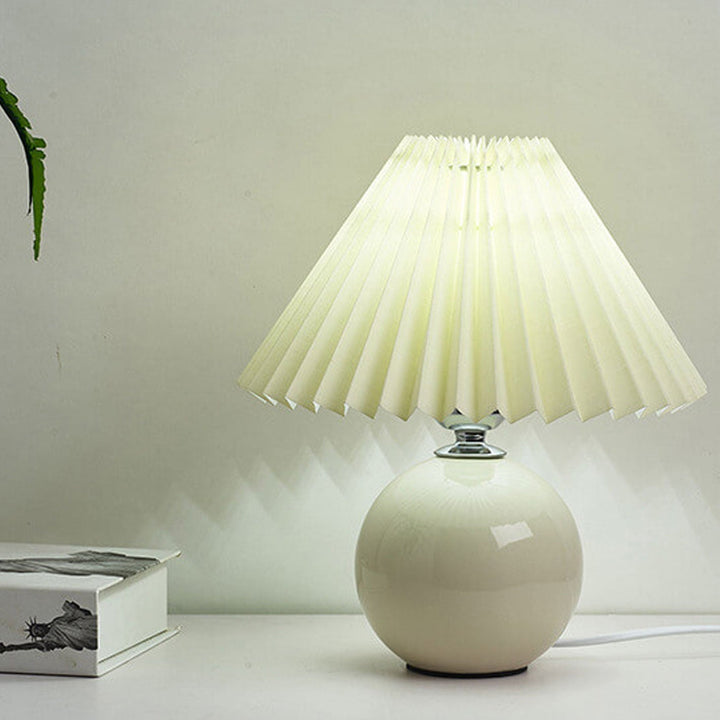 Nordic minimalist 1-light table lamp made of ceramic with pleats | Kalsten