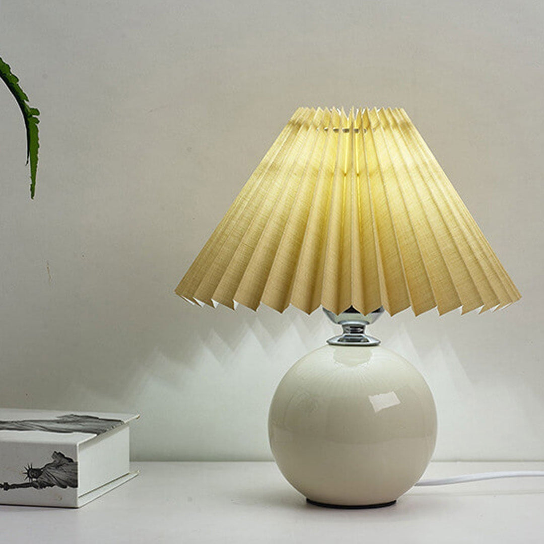 Nordic minimalist 1-light table lamp made of ceramic with pleats | Kalsten