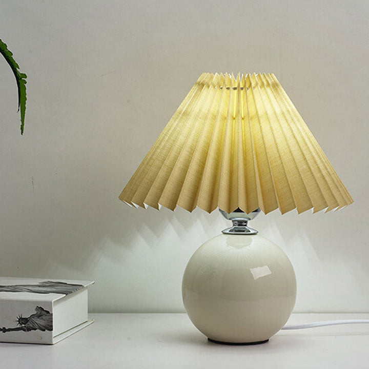 Nordic minimalist 1-light table lamp made of ceramic with pleats | Kalsten