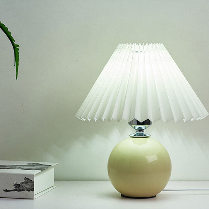 Nordic minimalist 1-light table lamp made of ceramic with pleats | Kalsten