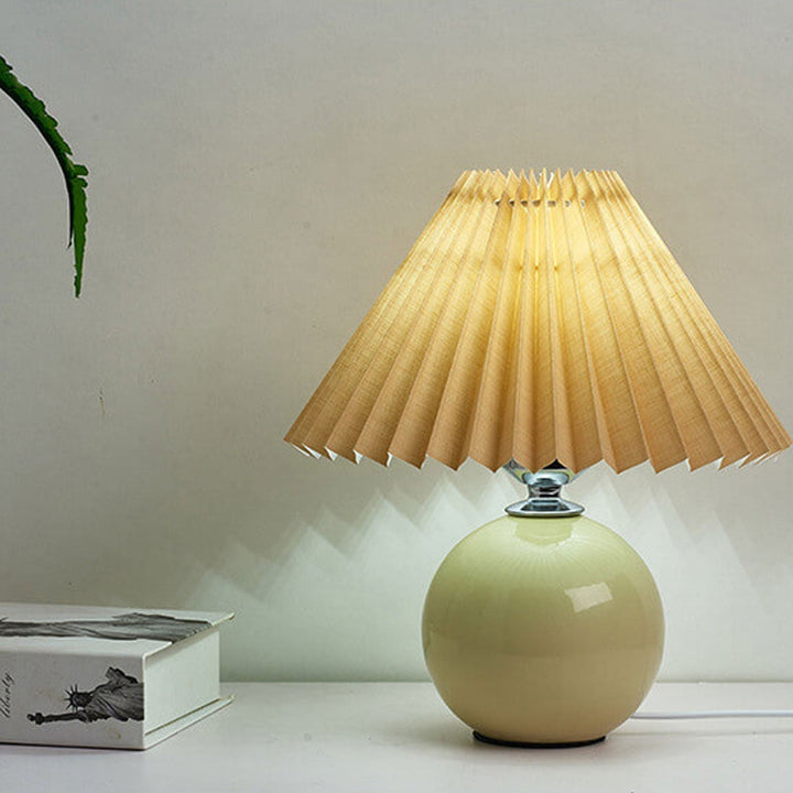 Nordic minimalist 1-light table lamp made of ceramic with pleats | Kalsten