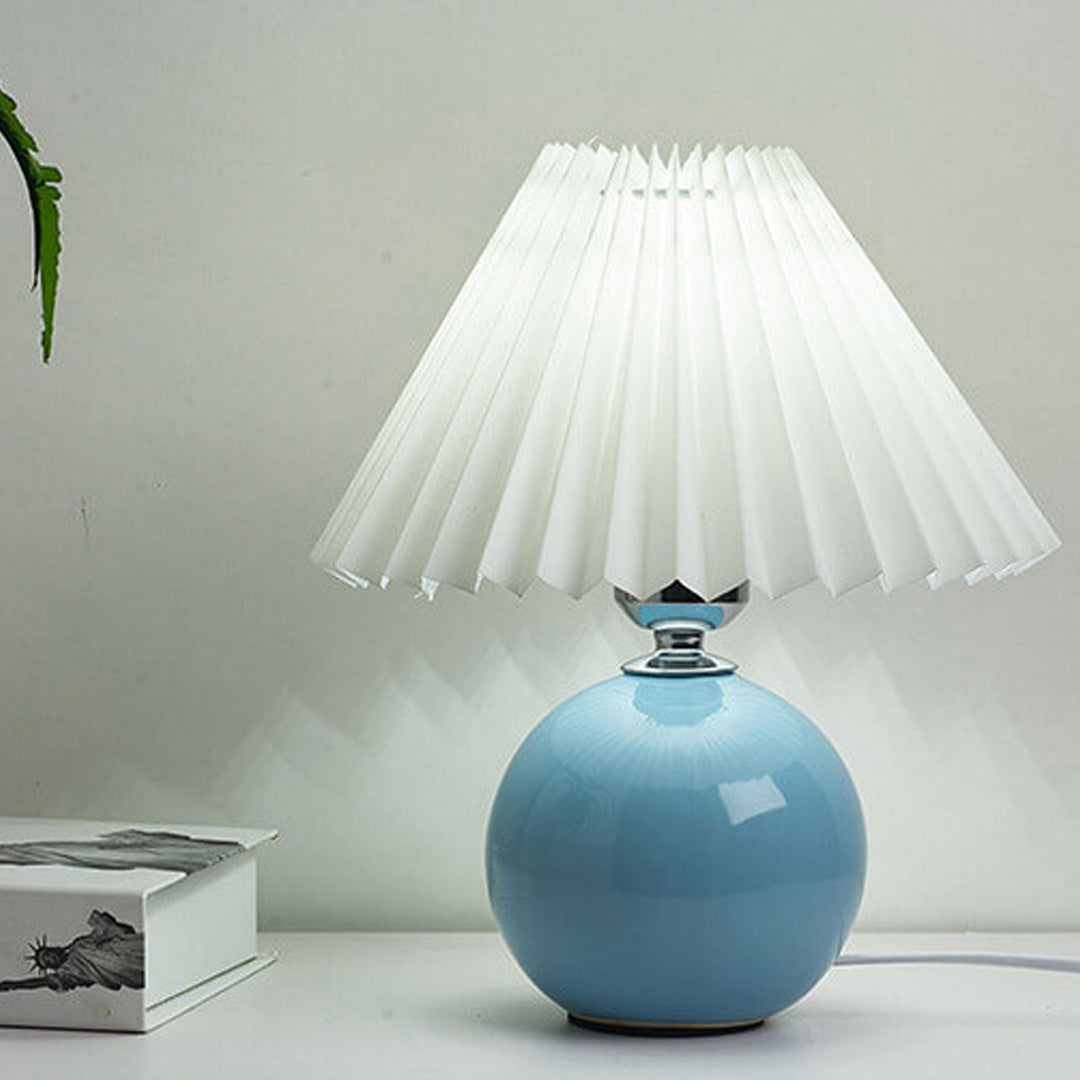 Nordic minimalist 1-light table lamp made of ceramic with pleats | Kalsten