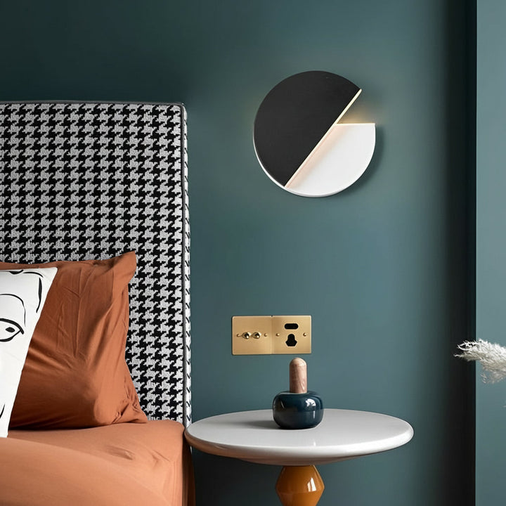 LED Wall Sconce – Circular 350° Rotatable Black Acrylic (Integrated LED & 23cm) | Kalsten