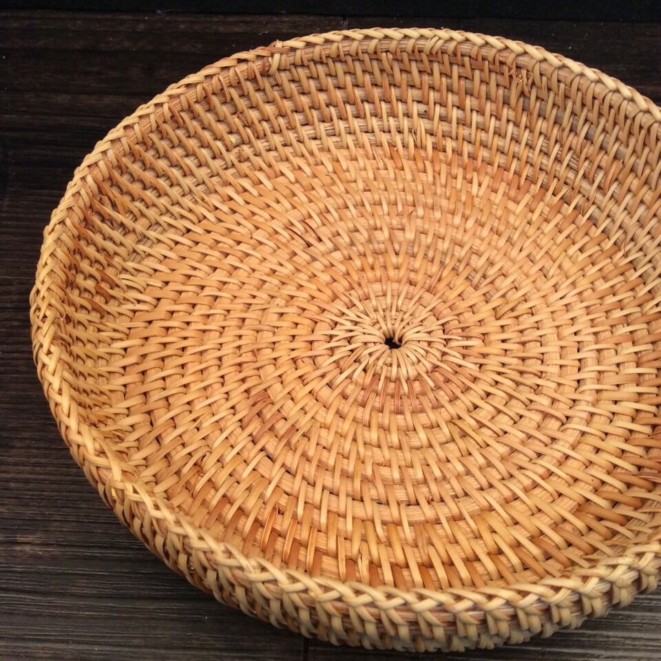 Delicate serving platter made of handcrafted rattan Acalora
